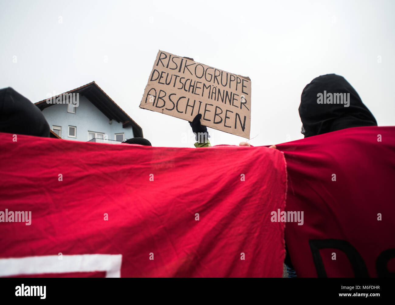 Kandel, Germania. Il 3° marzo 2018. Un contatore-protestor esige la deportazione di due uomini tedeschi, demontrating un rally organizzato dall'alternativa per la Germania (AFD). L assassinio di un 15-anno vecchio ragazza ha suscitato molteplici dimostrazioni con un totale di 1500 partecipanti nella piccola cittadina di Kandel. Foto: Andreas Arnold/dpa Credito: dpa picture alliance/Alamy Live News Credito: dpa picture alliance/Alamy Live News Foto Stock