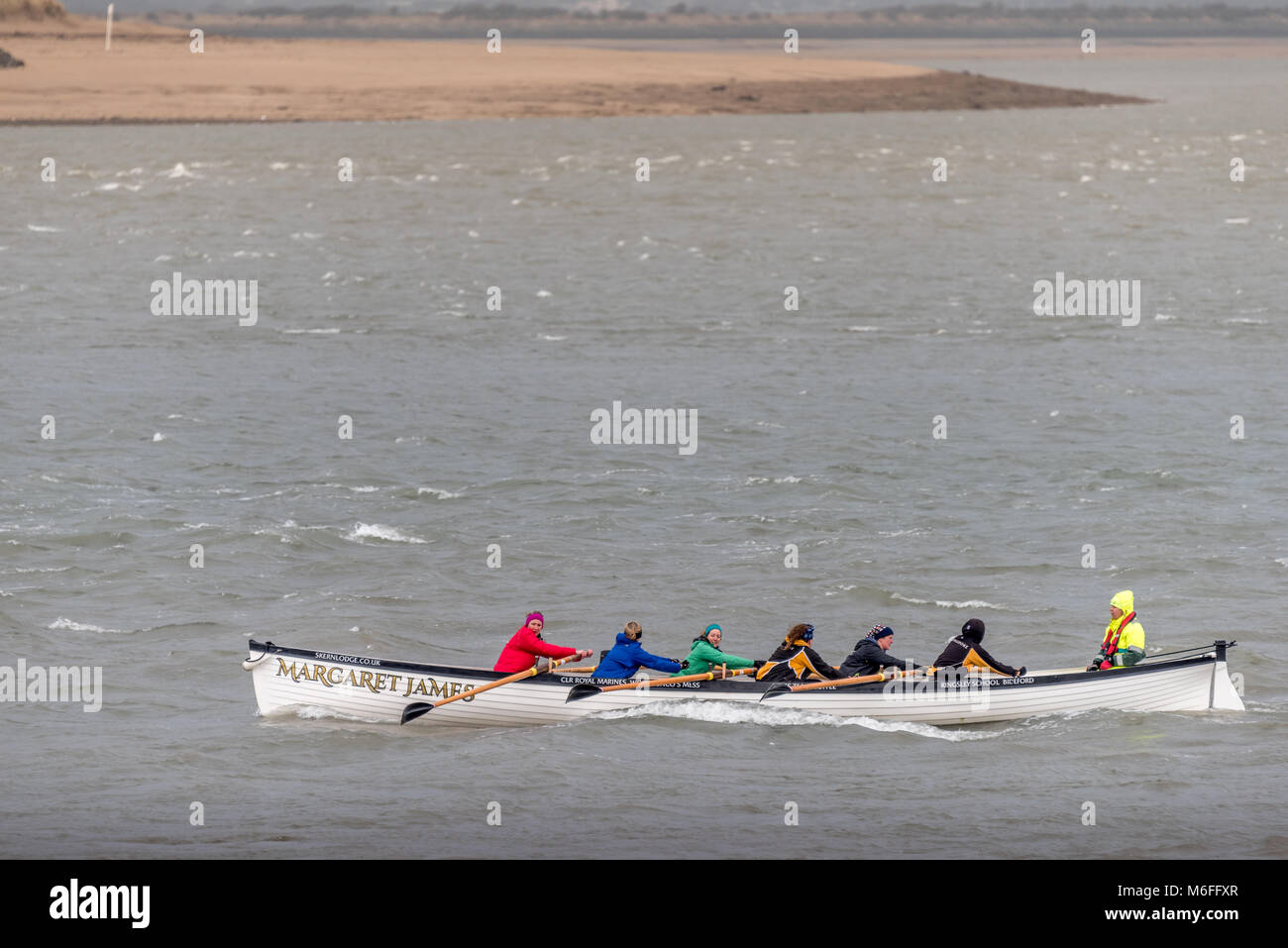 Regno Unito - Previsioni del Tempo - Il Appledore Ladies Gig equipaggio brave le instabili condizioni sul fiume Torridge all indomani della tempesta Emma nel North Devon. Foto Stock