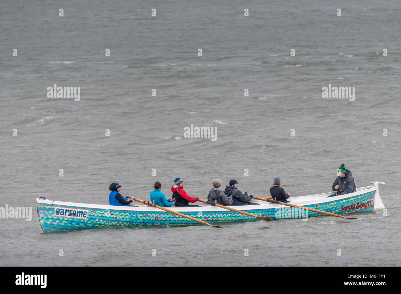 Regno Unito - Previsioni del Tempo - Il Appledore Ladies Gig equipaggio brave le instabili condizioni sul fiume Torridge all indomani della tempesta Emma nel North Devon. Foto Stock