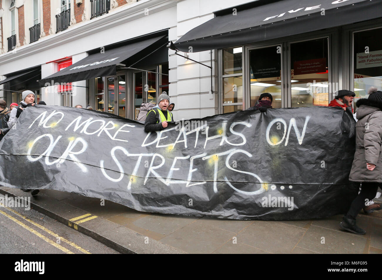 3 Marzo, 2018. Protesta al di fuori di Downing Street a chiamata per una migliore assistenza e servizi per i senzatetto e le persone più vulnerabili che vivono sulle strade di Londra. La protesta è quindi spostato attraverso le strade di Londra a uno squat in Great Portland Street che è stata chiamata Sofia Centro di solidarietà e aperto per i senzatetto a cercare rifugio in condizioni di freddo intenso incantesimo. Penelope Barritt/Alamy Live News Foto Stock