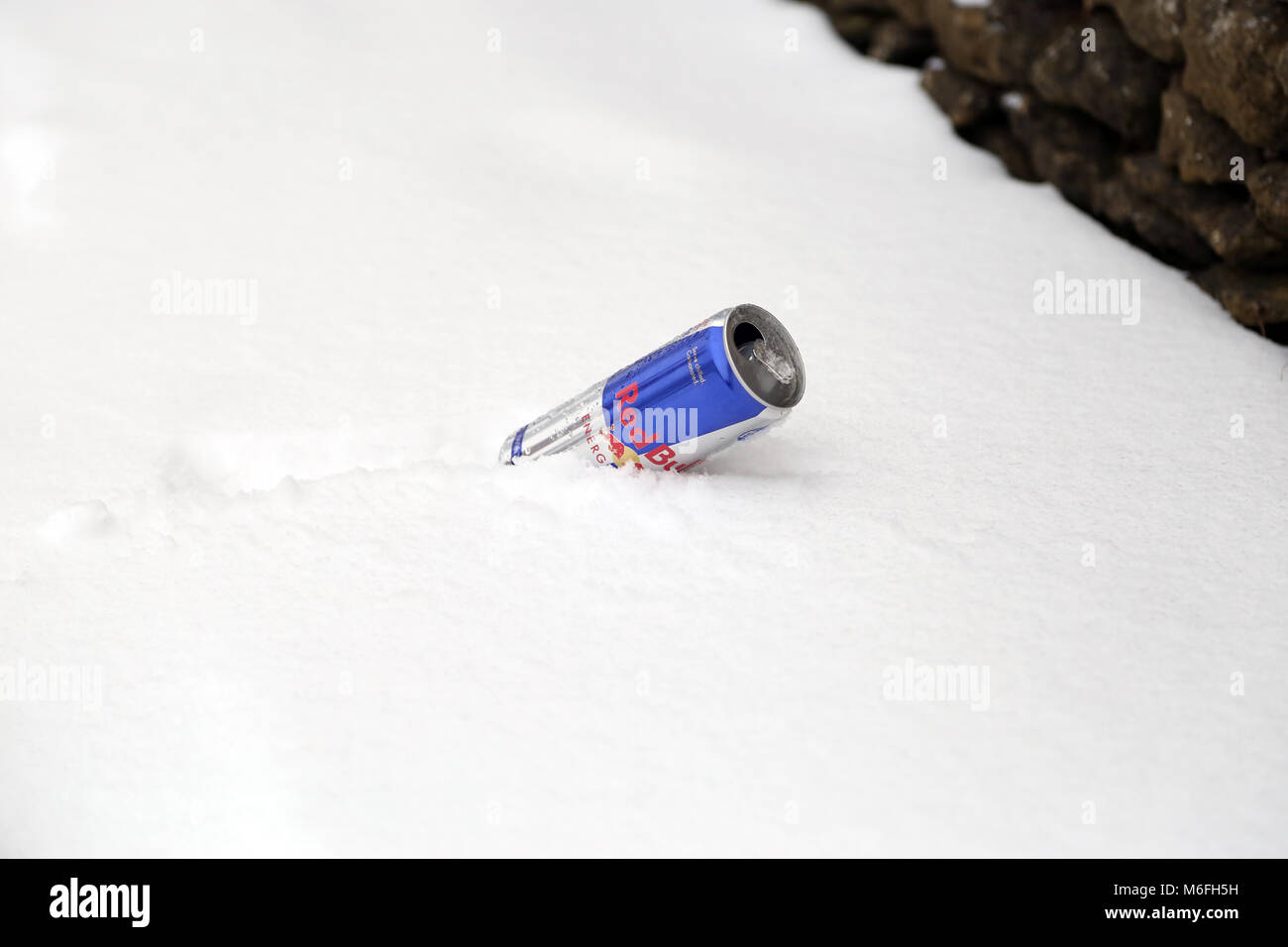 Un scartato può della Red Bull energy drink nella neve, in Peterborough, CAMBRIDGESHIRE. Neve, Peterborough, il 3 marzo 2018. Foto Stock