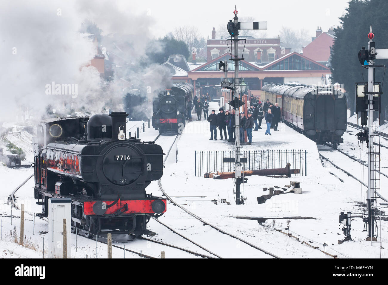 Kidderminster, Regno Unito. 3 Marzo, 2018. Con la neve sulla linea, un team dedicato di collaboratori e volontari a Severn Valley Railway lavorano sodo per garantire che tutti i visitatori sono in grado di vivere il loro giorno pianificato su questo patrimonio ferrovia senza interruzioni, godendo la pittoresca inaspettato 'Winter Wonderland di cammino tra Kidderminster e Bridgnorth. Credito: Lee Hudson/Alamy Live News Foto Stock