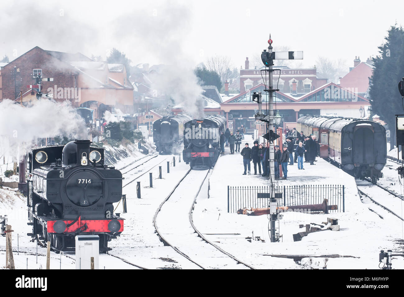 Kidderminster, Regno Unito. 3 Marzo, 2018. Ci può essere la neve sulla linea ma una squadra dedicata di personale e volontari a Severn Valley Railway lavorano sodo per garantire che tutti i visitatori sono in grado di sperimentare la loro prevista il giorno fuori sulla ferrovia senza interruzioni, godendo la pittoresca inaspettato 'Winter Wonderland di cammino tra Kidderminster e Bridgnorth. Credito: Lee Hudson/Alamy Live News Foto Stock