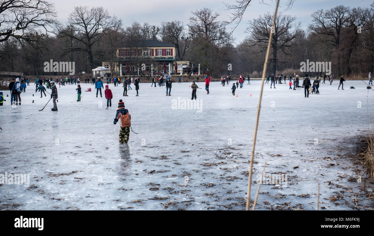 Dresden, Germania. 3 Marzo, 2018. Persone e famiglie godendo la possibilità di iceskate sulla congelati Carolasee ai primi di marzo a Dresda in Sassonia, Germania Credito: Krino/Alamy Live News Foto Stock