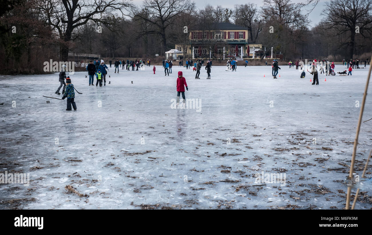 Dresden, Germania. 3 Marzo, 2018. Persone e famiglie godendo la possibilità di iceskate sulla congelati Carolasee ai primi di marzo a Dresda in Sassonia, Germania Credito: Krino/Alamy Live News Foto Stock