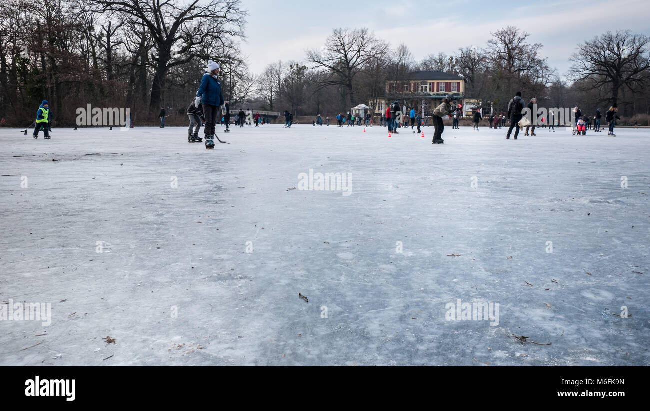 Dresden, Germania. 3 Marzo, 2018. Persone e famiglie godendo la possibilità di iceskate sulla congelati Carolasee ai primi di marzo a Dresda in Sassonia, Germania Credito: Krino/Alamy Live News Foto Stock