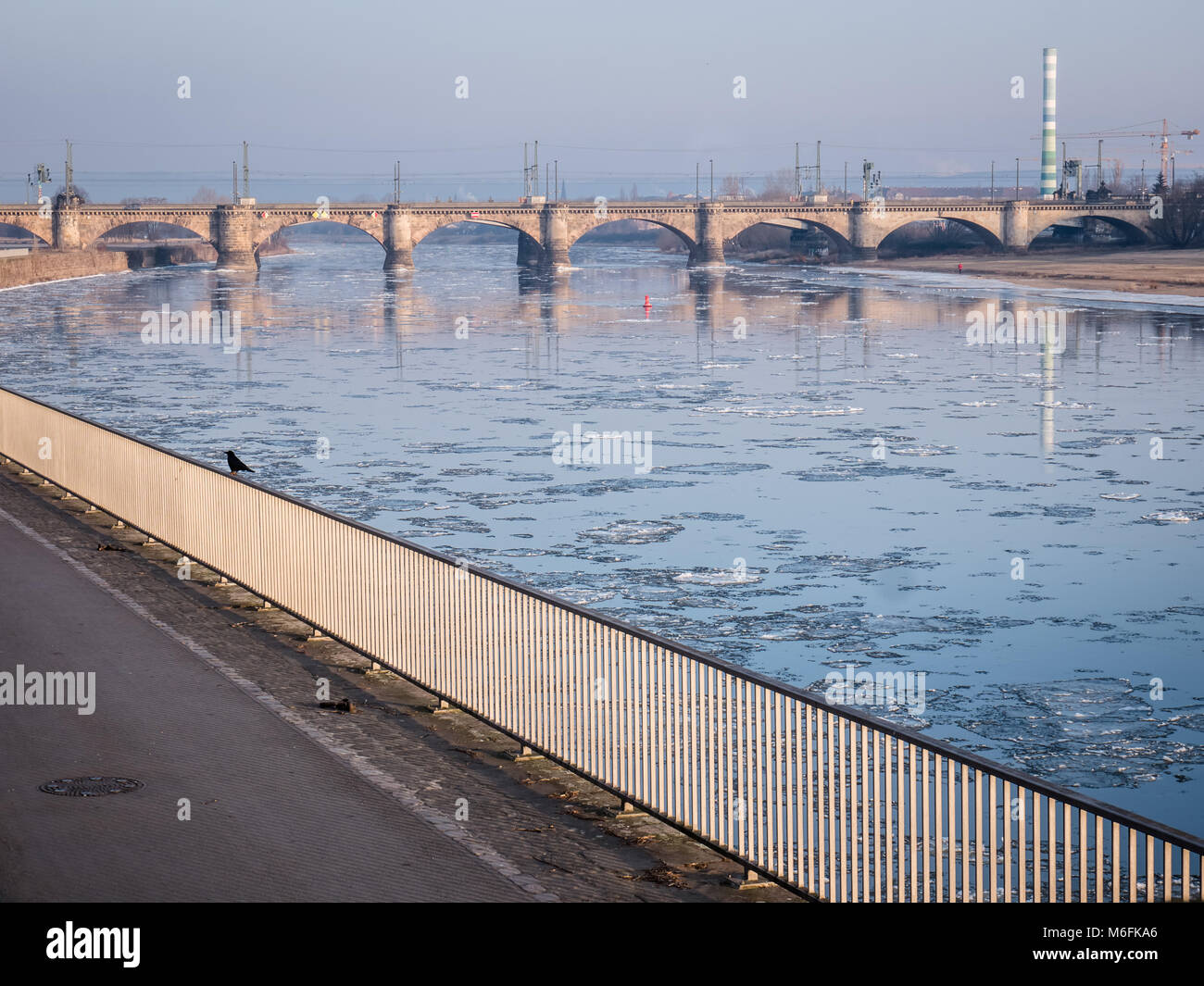 Dresden, Germania. 3 Marzo, 2018. Vista sul Marienbrücke e il fiume Elba con lastre di ghiaccio galleggiante in esso. Come si vede da una posizione vicino alla Kongresszentrum a Dresda in Sassonia, Germania Credito: Krino/Alamy Live News Foto Stock