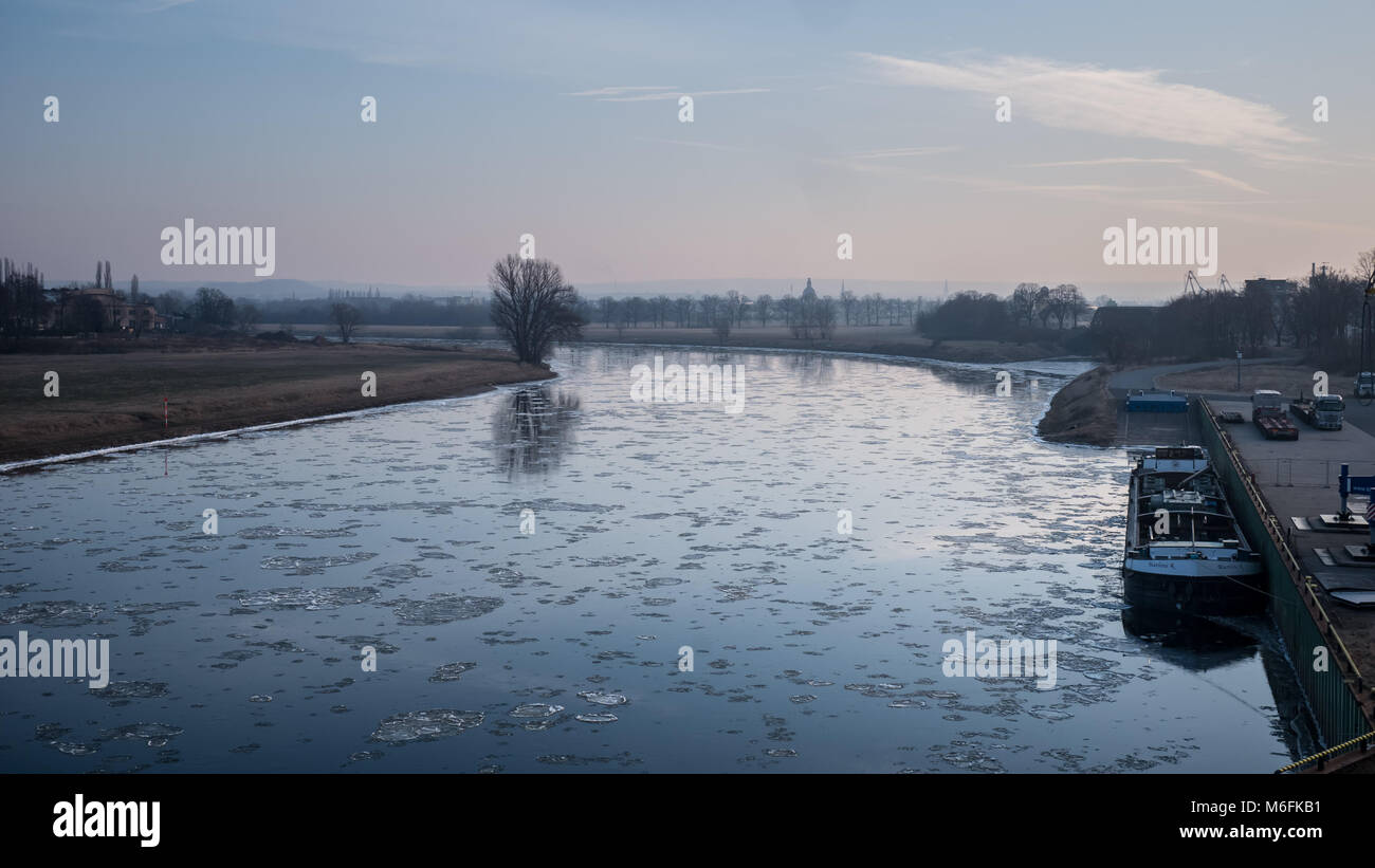 Dresden, Germania. 3 Marzo, 2018. Vista sulla werft e il fiume Elba con lastre di ghiaccio galleggiante in esso. Come si vede dalla Elbebrücke, inverno a Dresda in Sassonia, Germania Credito: Krino/Alamy Live News Foto Stock