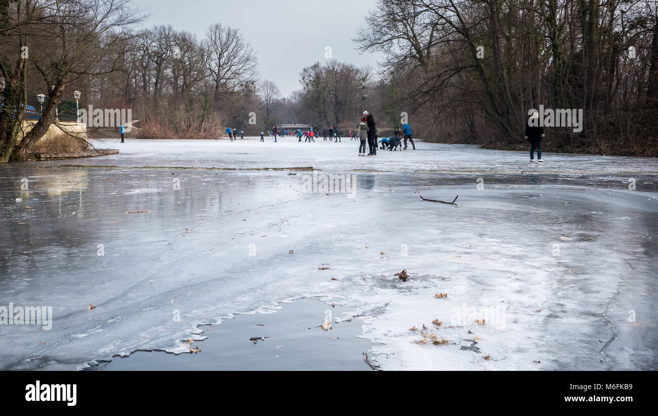 Dresden, Germania. 3 Marzo, 2018. Persone e famiglie godendo la possibilità di iceskate sulla congelati Carolasee ai primi di marzo a Dresda in Sassonia, Germania Credito: Krino/Alamy Live News Foto Stock