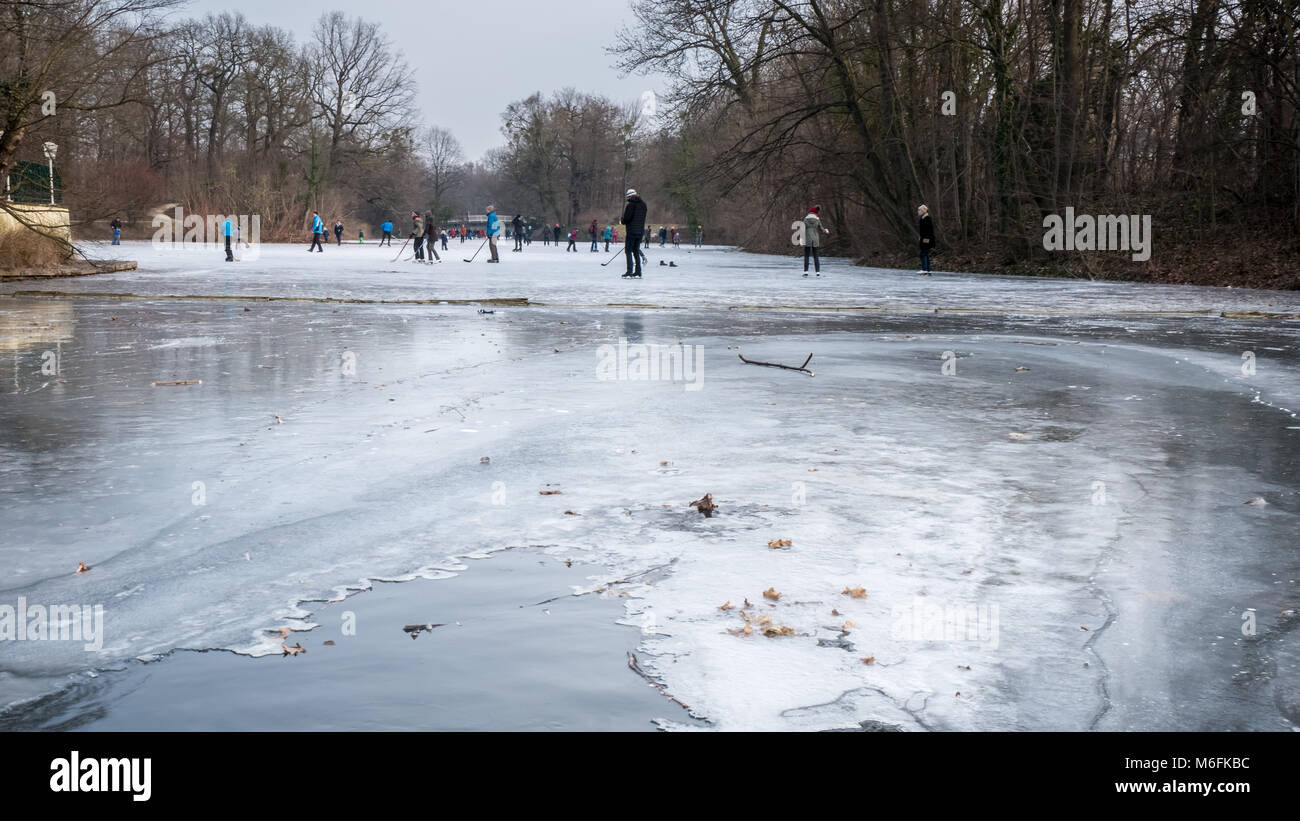 Dresden, Germania. 3 Marzo, 2018. Persone e famiglie godendo la possibilità di iceskate sulla congelati Carolasee ai primi di marzo a Dresda in Sassonia, Germania Credito: Krino/Alamy Live News Foto Stock