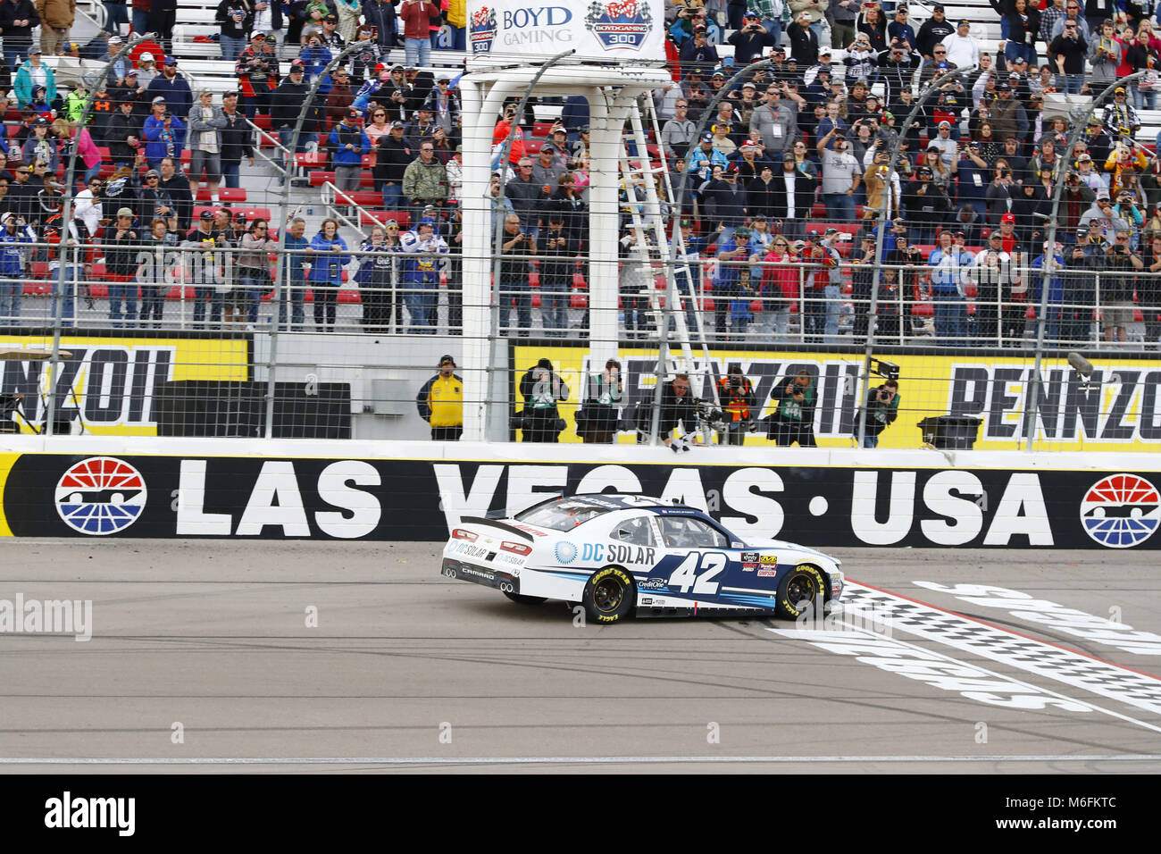 Las Vegas, Nevada, USA. 3 Mar, 2018. Marzo 03, 2018 - Las Vegas, Nevada, USA: Kyle Larson (42) vince la Boyd Gaming 300 a Las Vegas Motor Speedway di Las Vegas, Nevada. Credito: Chris Owens Asp Inc/ASP/ZUMA filo/Alamy Live News Foto Stock