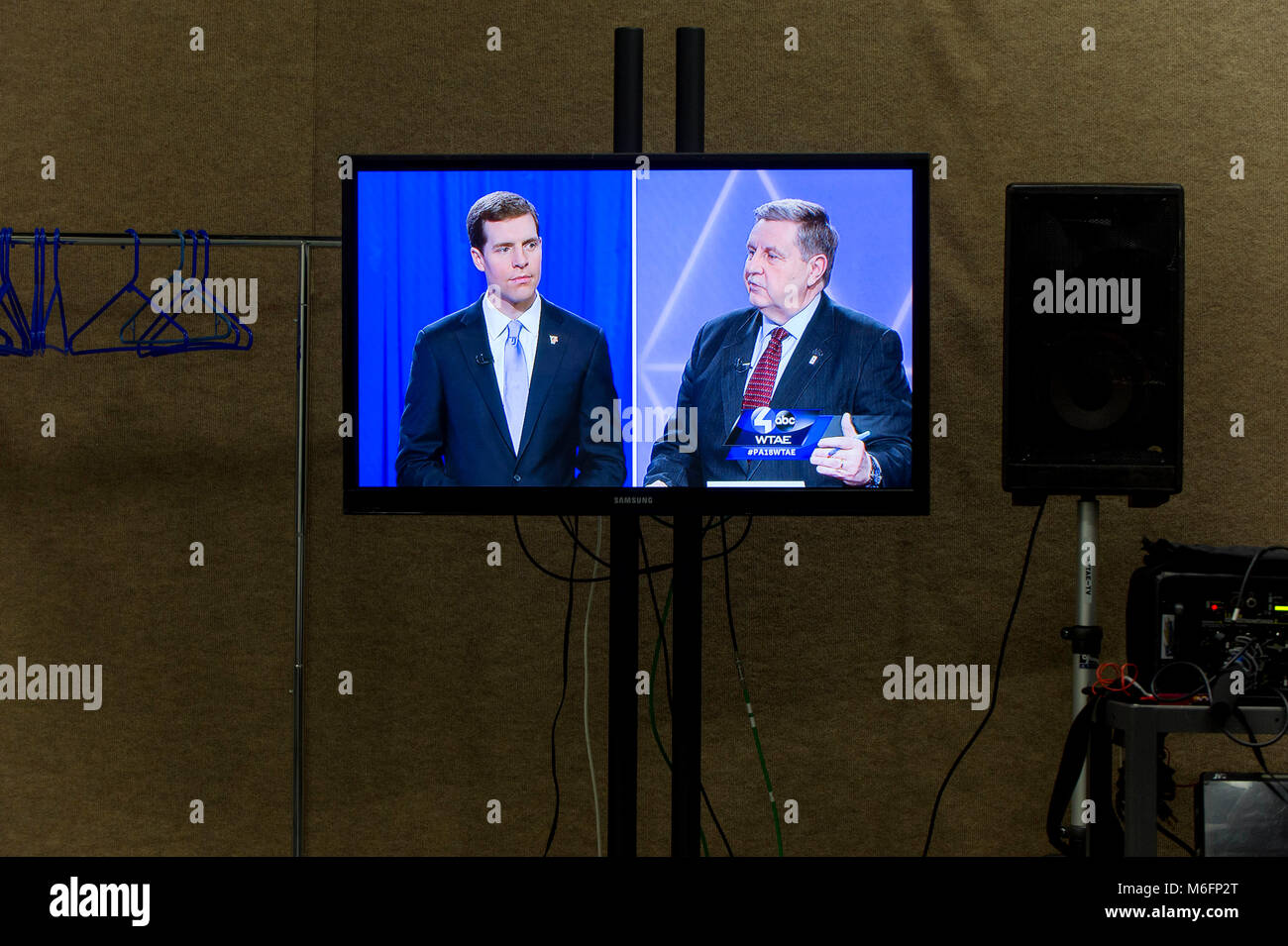 Wilkinsburg, Pennsylvania, USA. 03 Mar, 2018. Un video grab del dibattito a WTAE tra democratici CONOR AGNELLO, sinistro e il repubblicano RICK SACCONE, candidati nel marzo 13 Elezione speciale in Pennsylvania del XVIII distretto congressuale Credito: Brian Cahn/ZUMA filo/Alamy Live News Foto Stock