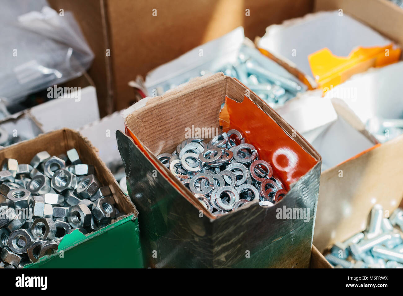 Molti diversi attrezzi di fissaggio utilizzati nella costruzione e nella fabbricazione di riparazione. Foto Stock