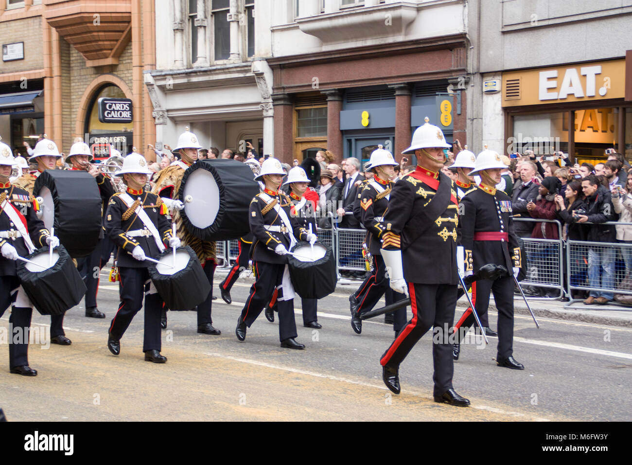 Banda Militare marciando nella zona centrale di Londra a Margaret Thatchers Funerali di Stato. London, England, Regno Unito; Foto Stock