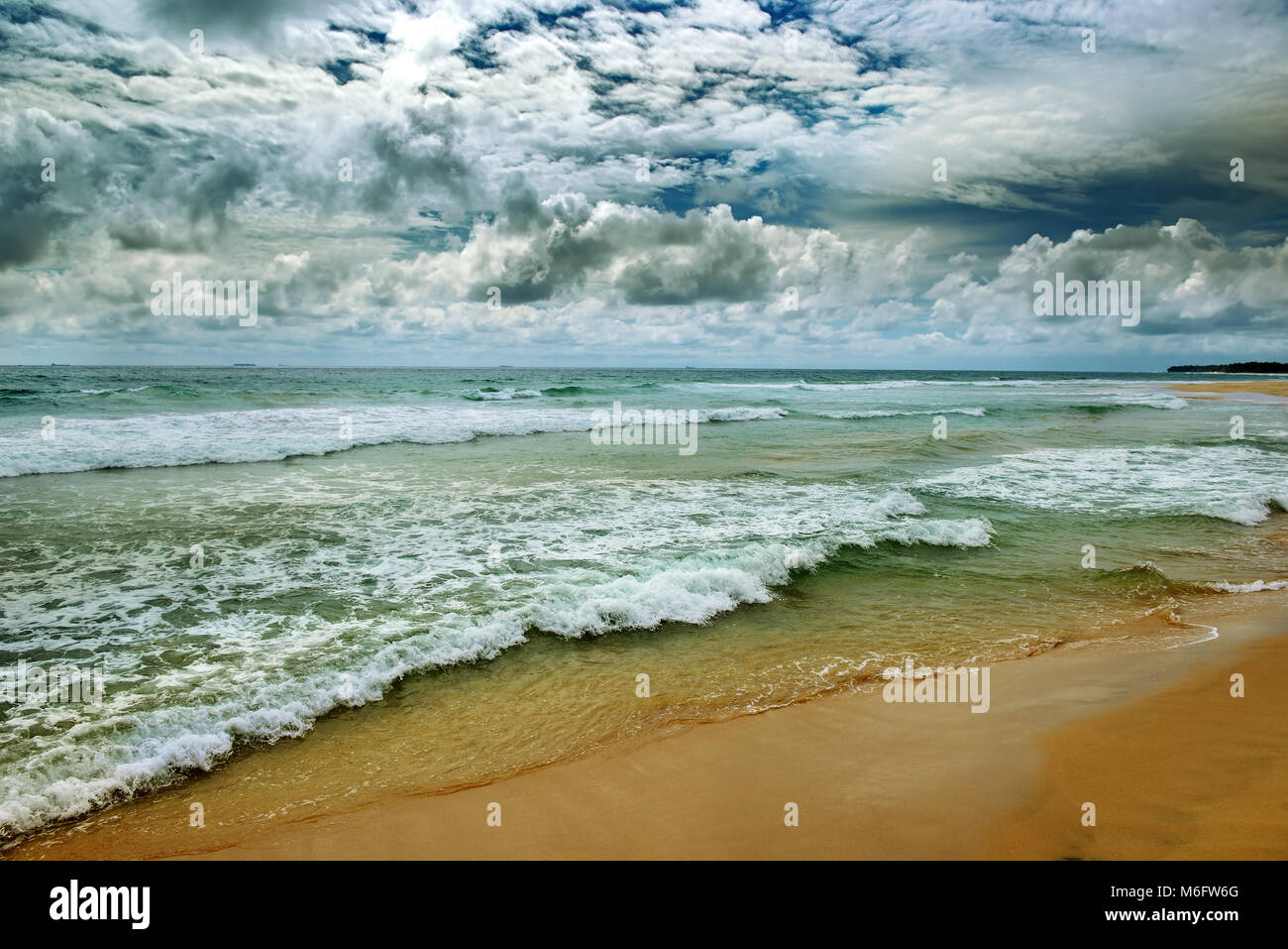 Drammatica cielo scuro e le onde del mare in stile vintage. Spazio di copia Foto Stock