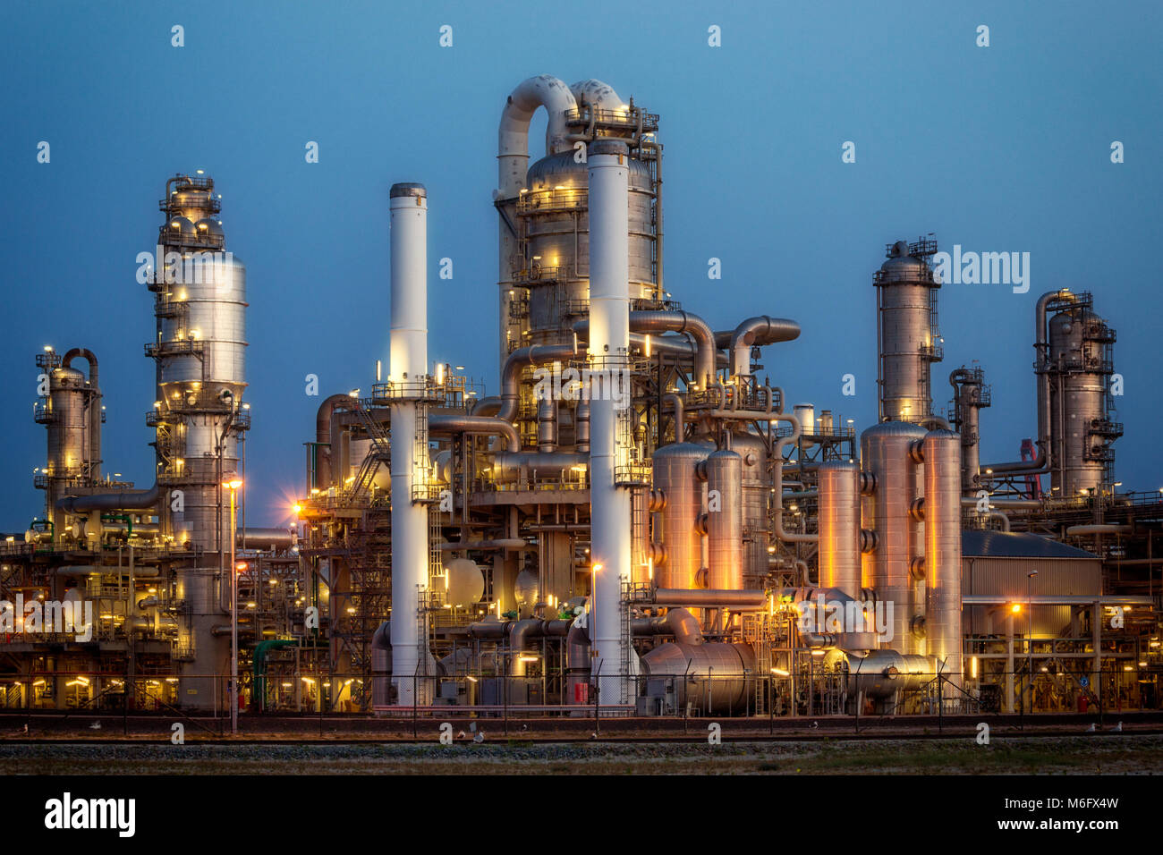 Raffineria di petrolio industriale impianto petrolchimico di fabbrica dopo il tramonto. Foto Stock