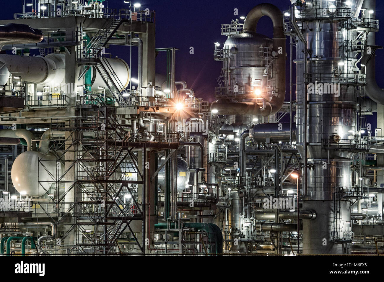 Raffineria di petrolio industriale impianto petrolchimico di fabbrica dopo il tramonto. Foto Stock