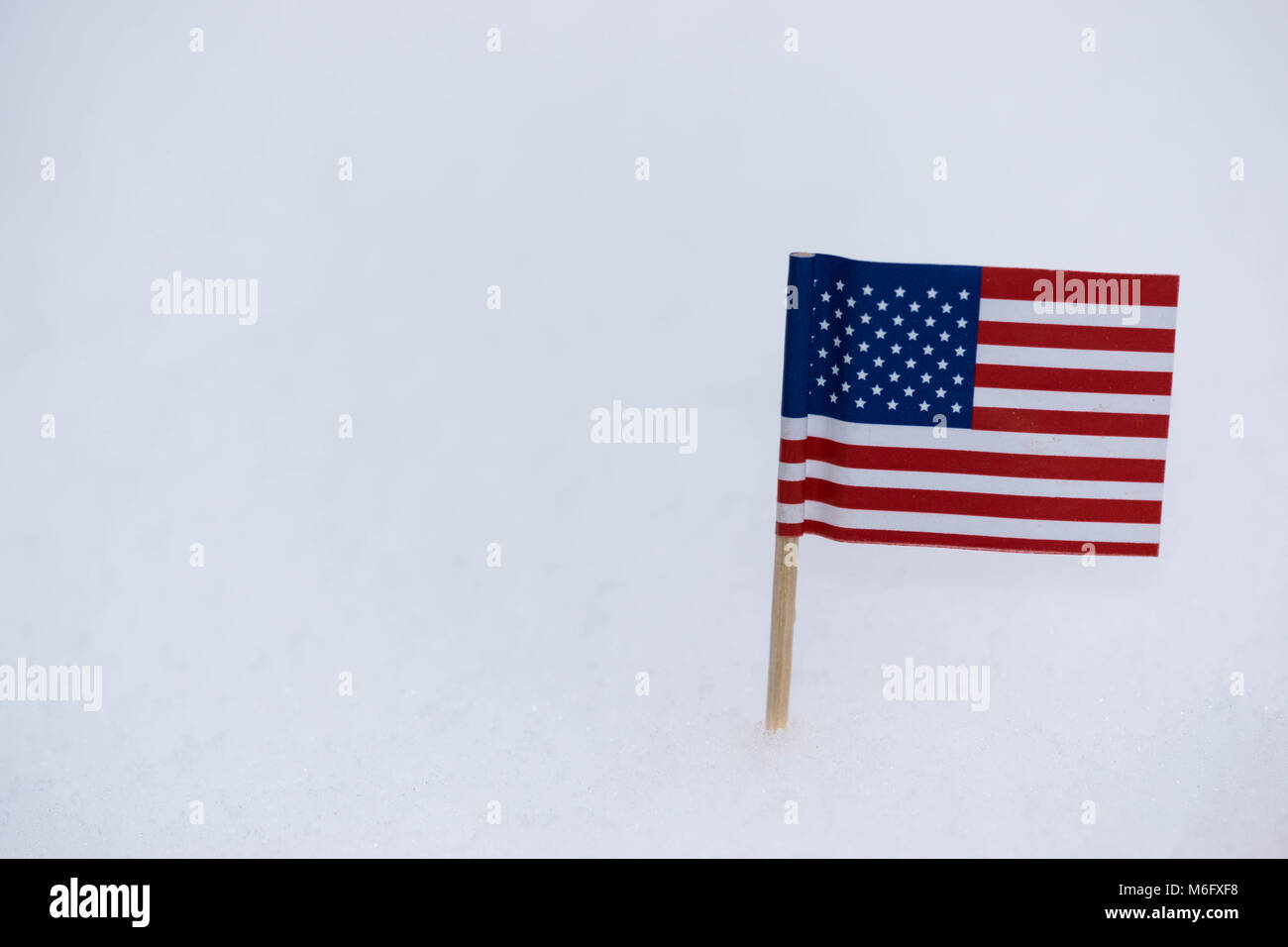 Piccoli Stati Uniti d'America bandiera fatta di carta marrone con uno  stuzzicadenti sul bianco della neve sullo sfondo Foto stock - Alamy