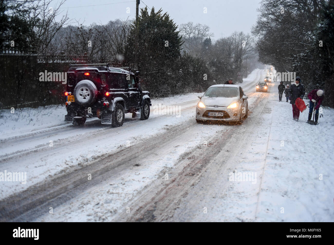 Un 4x4 nero Land Rover si fa strada lungo la A36 verso Salisbury come altro traffico lotte in scivolose infido condizioni. Foto Stock