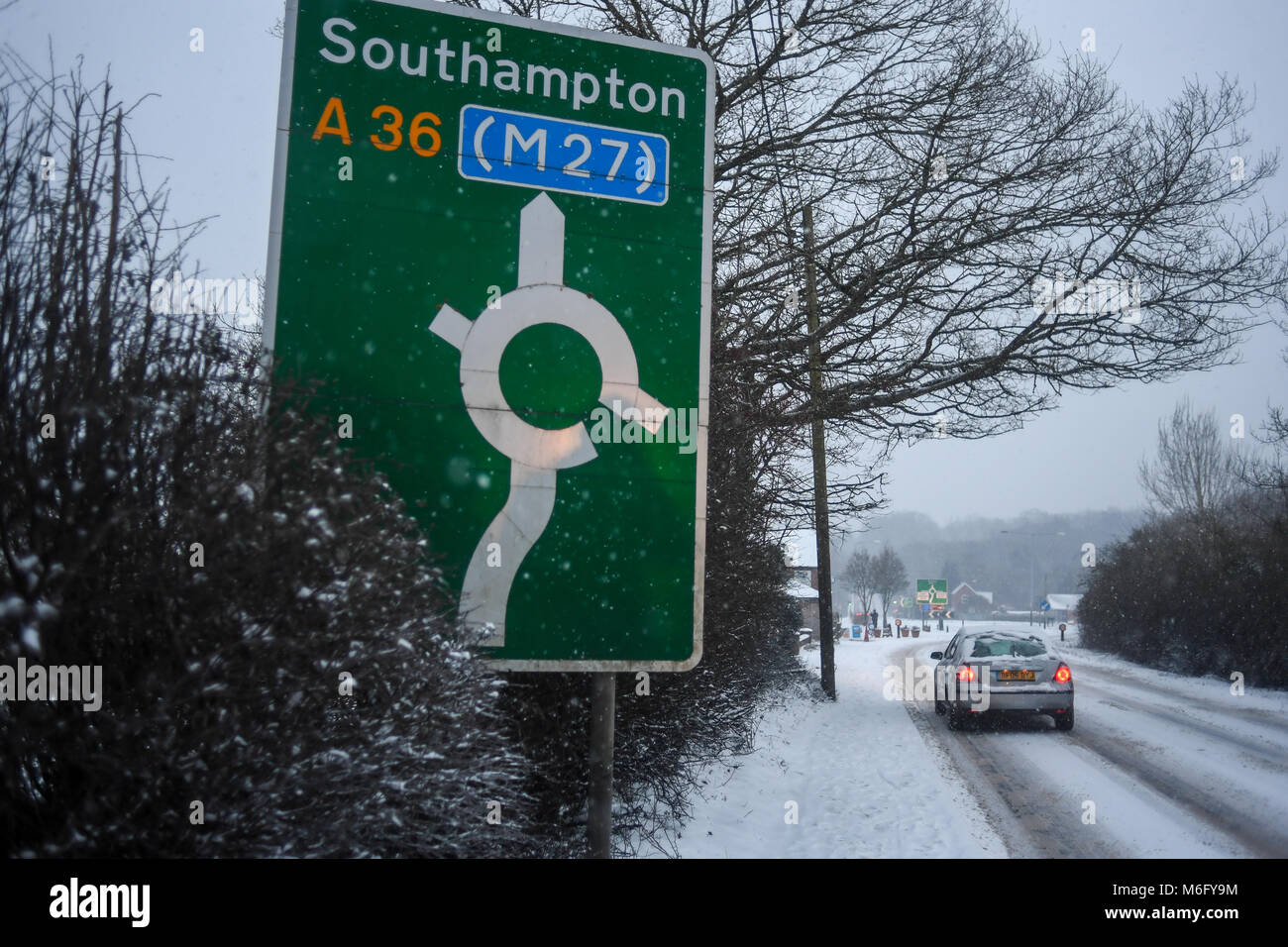 A36 viaggiando verso Southampton Inghilterra pesante con neve e provoca interruzioni di viaggio. Foto Stock