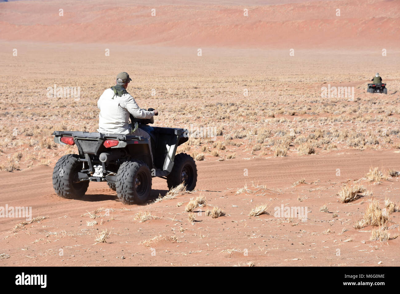 Un turista quad nel deserto sossusvlei in Namibia in Africa australe Foto Stock