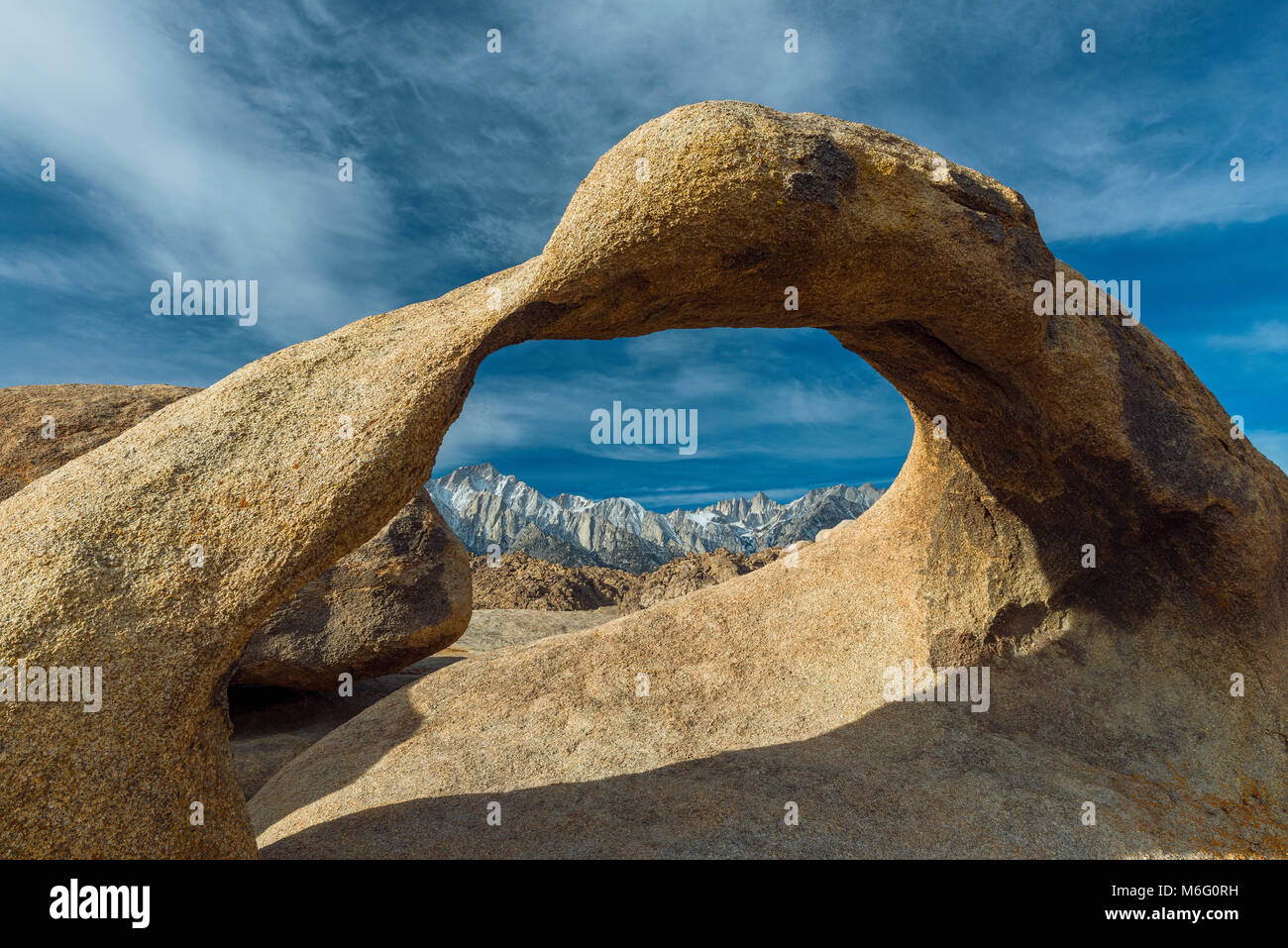 Mobius Arch, Lone Pine picco, Monte Whitney, Alabama Hills, Inyo National Forest, Sierra orientale, California Foto Stock