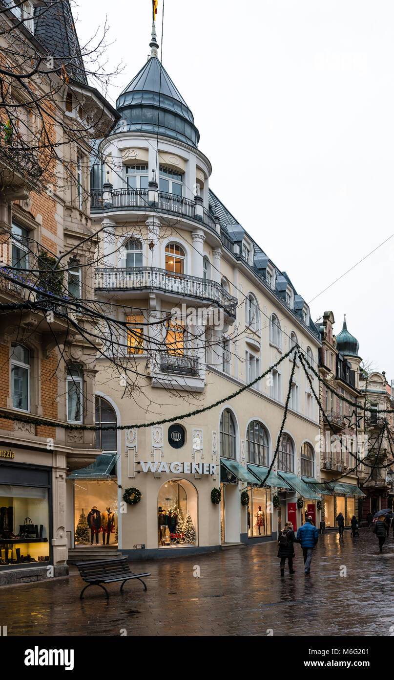 Shopping in un giorno di pioggia, a Baden-Baden, Baden-Württemberg, Germania. Foto Stock