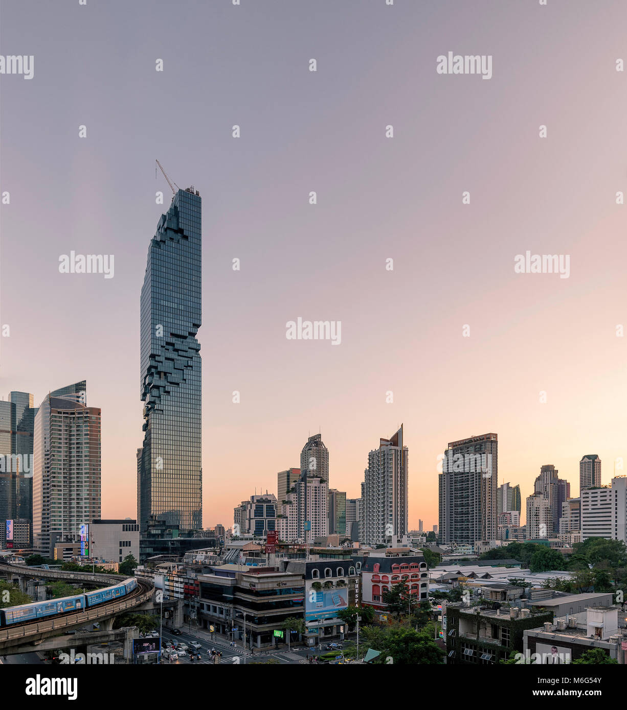 BANGKOK, Tailandia - 03 Marzo 2018: Bangkokâ€™s BTS sky train fa il suo modo per il Chong Nonsi stazione vicino Bangkokâ€™s edificio più alto. Foto Stock
