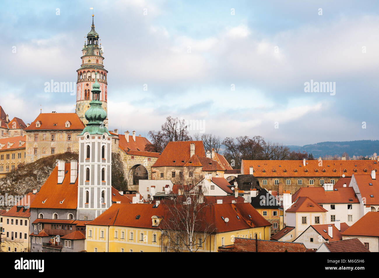 Una favolosa e bellissima vista della città di Cesky Krumlov nella Repubblica Ceca. Luogo preferito dai turisti provenienti da tutto il mondo. Una delle più belle insolita di piccole città in tutto il mondo. Foto Stock