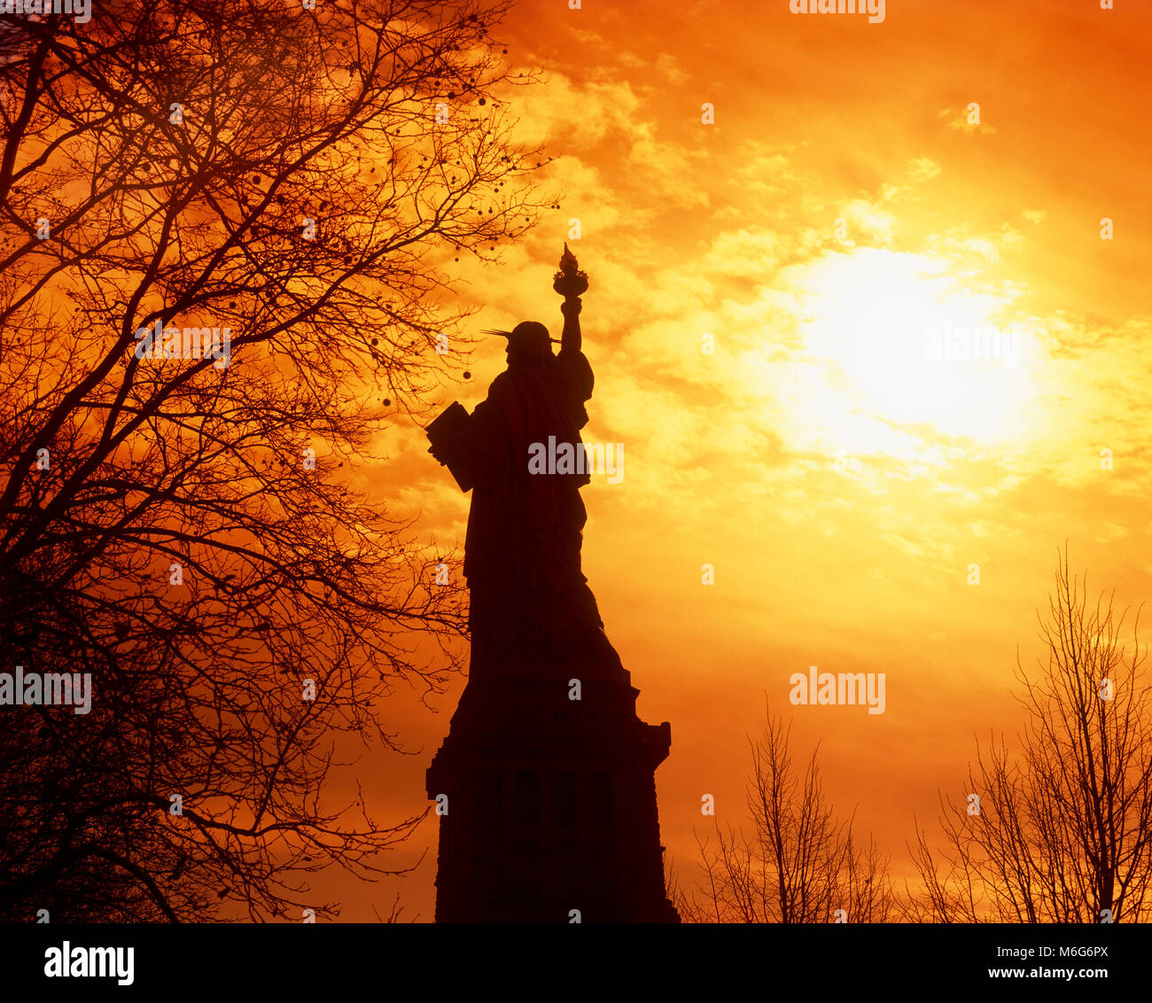 Silhouette della Statua della Libertà al tramonto, New York, Stati Uniti d'America Foto Stock