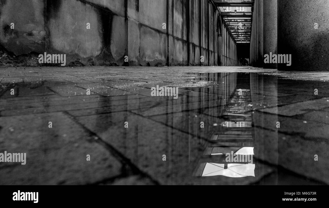 La riflessione di acqua in uno stretto corridoio in Copenhagen Foto Stock