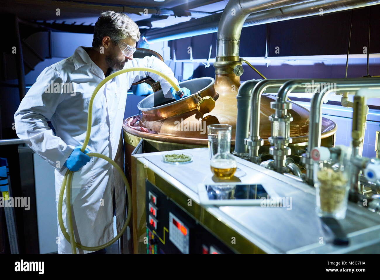 La preparazione di serbatoio di fermentazione della birra Foto Stock