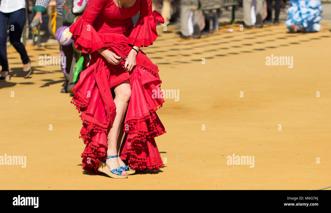 Donna che indossa tradizionale rosso vestito di flamenco Foto Stock