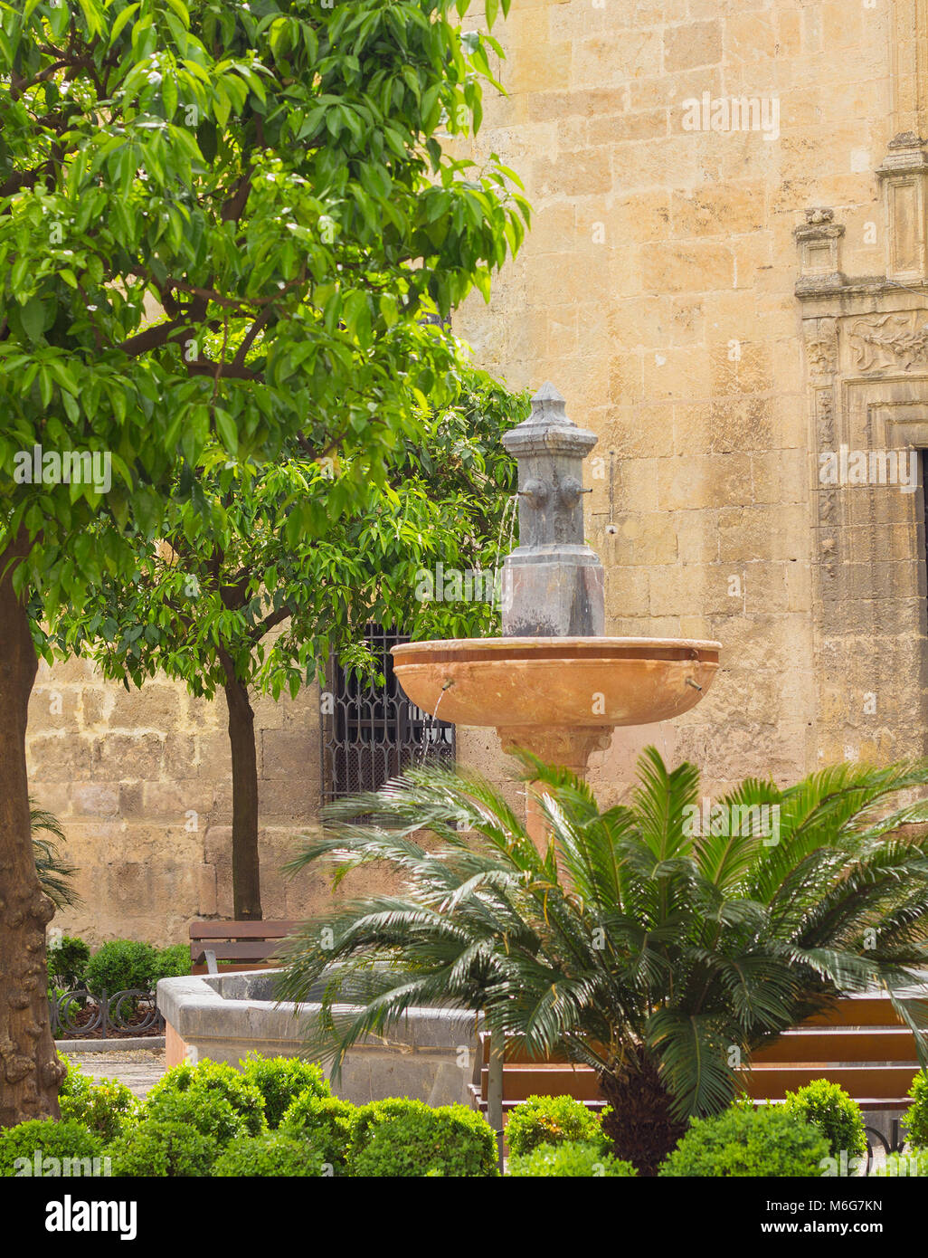 Oriental fontana nel giardino Siviglia Foto Stock