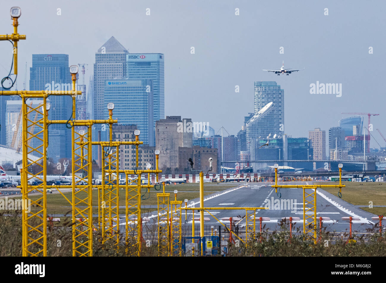 Atterraggio aereo di linea a London City Airport, Londra Inghilterra Regno Unito Regno Unito Foto Stock