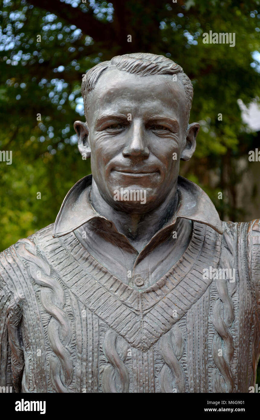 Sir Donald Bradman monumento statua il saluto finale che commemora la prova australiana cricketer Foto Stock