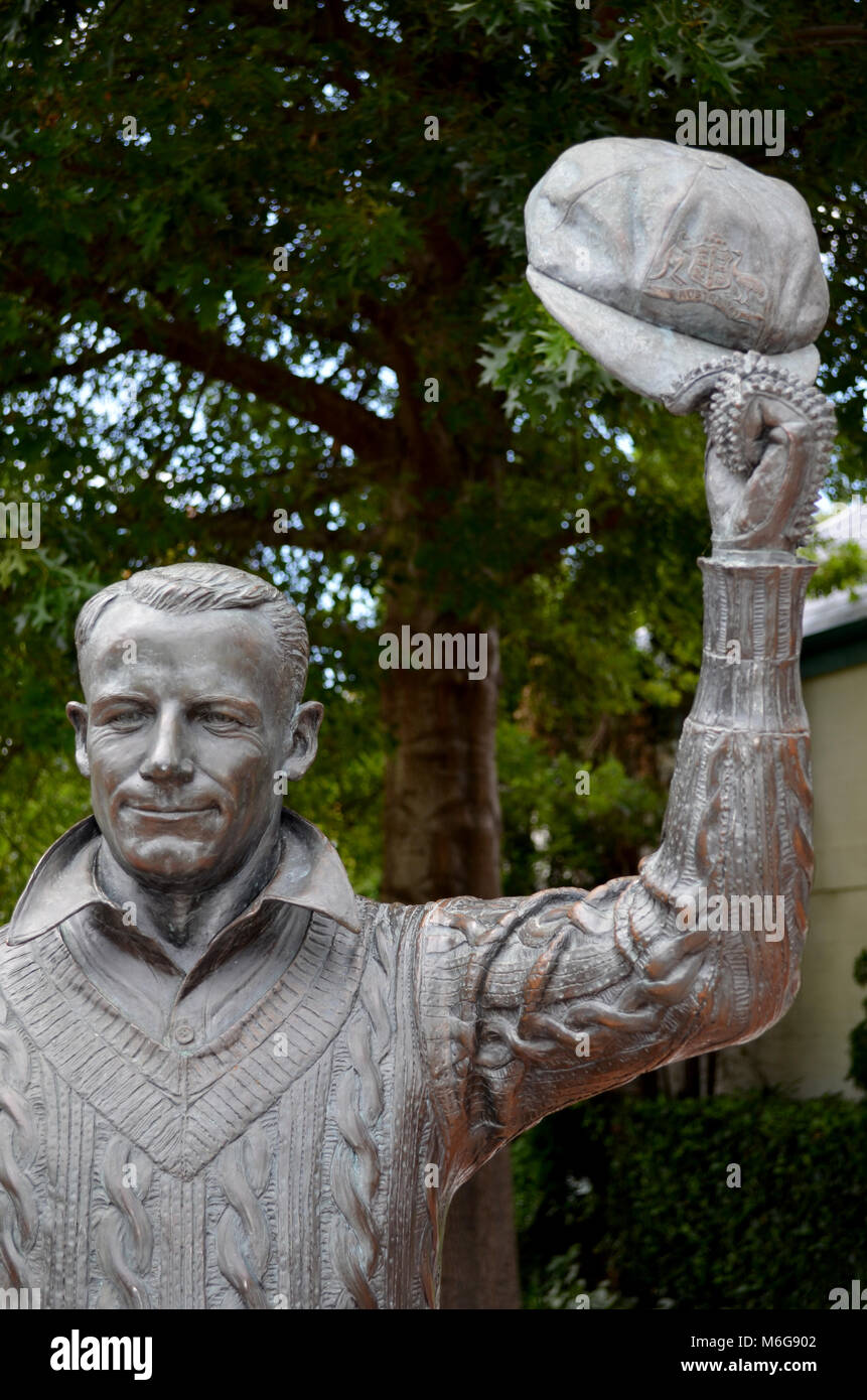 Sir Donald Bradman monumento statua il saluto finale che commemora la prova australiana cricketer Foto Stock