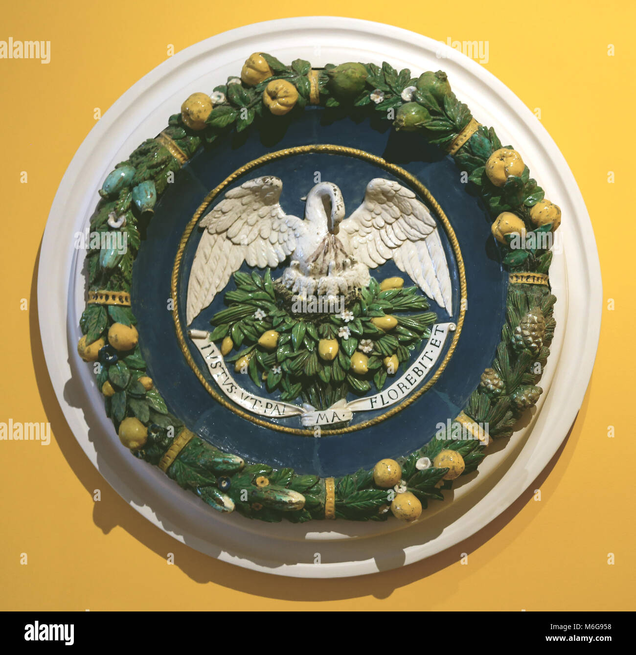 Pelican, medaglione. Firenze (1501-1525). Policromi e vetrate di argilla cotta al forno. Bottega di Andrea della Robbia (1435-1525). Foto Stock