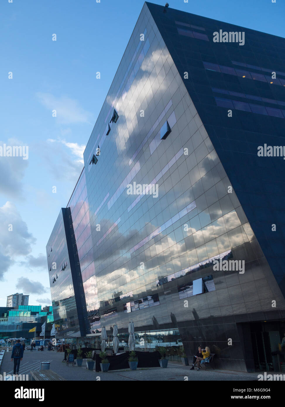 Il cielo si riflette in Diamante Nero facciata Foto Stock