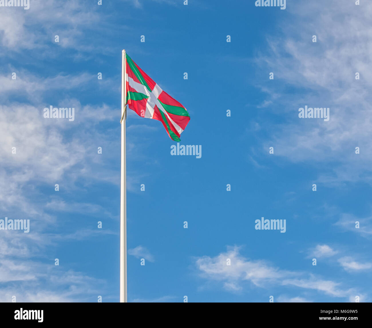 Il basco bandiera sventolare nel vento contro il cielo Foto Stock