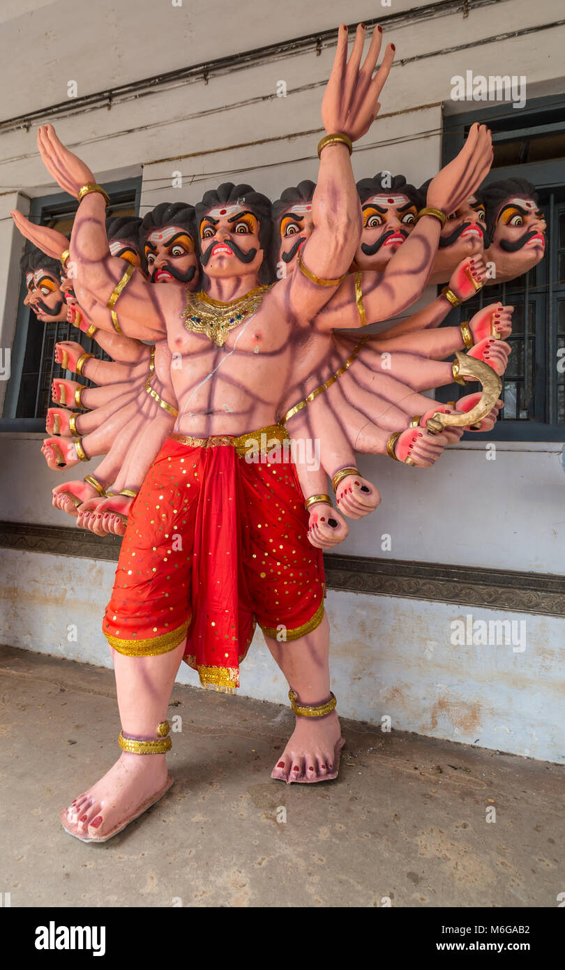 Madikeri, India - 31 Ottobre 2013: pieno corpo arancione con venti braccia e dieci teste Signore Ravana processione bambola, sul display a Madikeri Fort. Multicol Foto Stock