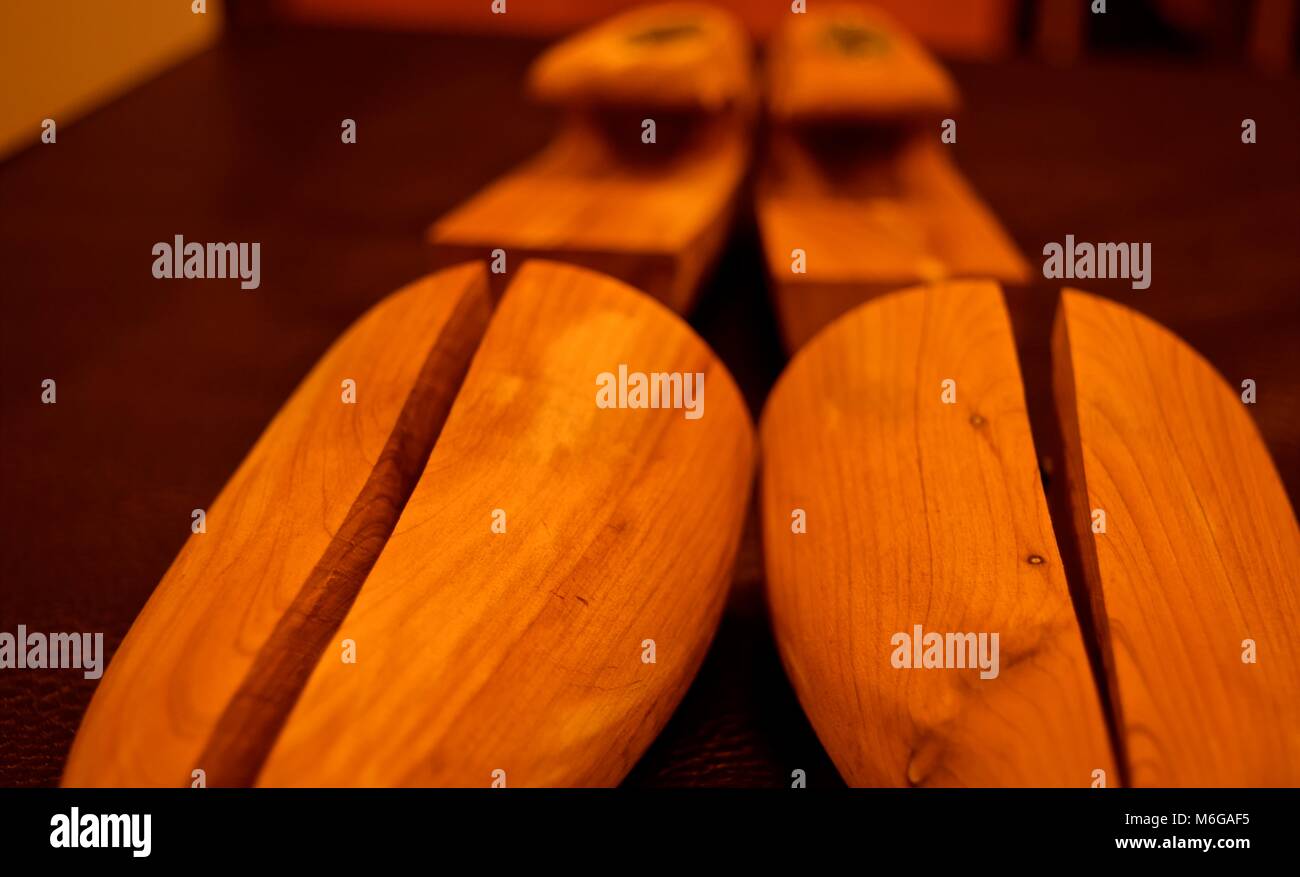 Pattino di legno barelle, per aiutare le scarpe montare il piede. Foto Stock