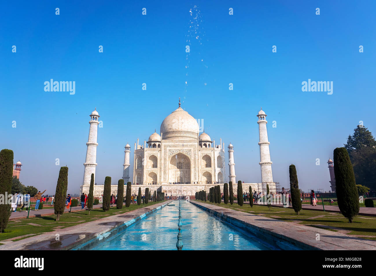 Il Taj Mahal è un luogo sacro in India. Vista frontale della principale attrazione di Agra. Davanti alla bella fontana di blu. Foto Stock