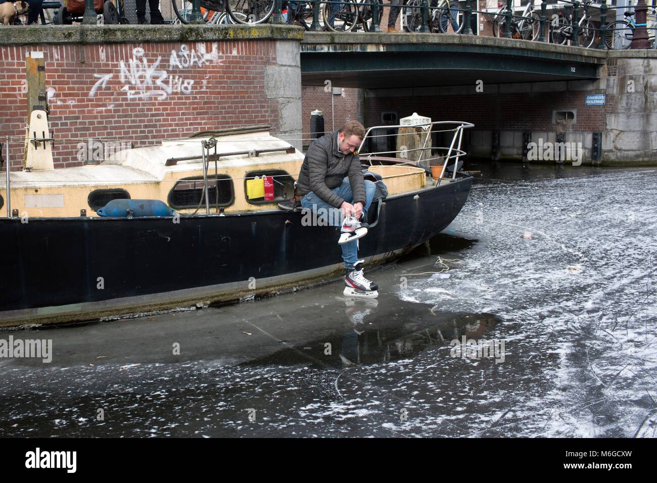 Pattinaggio su ghiaccio sui canali di Amsterdam. L'ultima volta in cui i canali sono stati congelati è stato nel febbraio 2015. Foto Stock