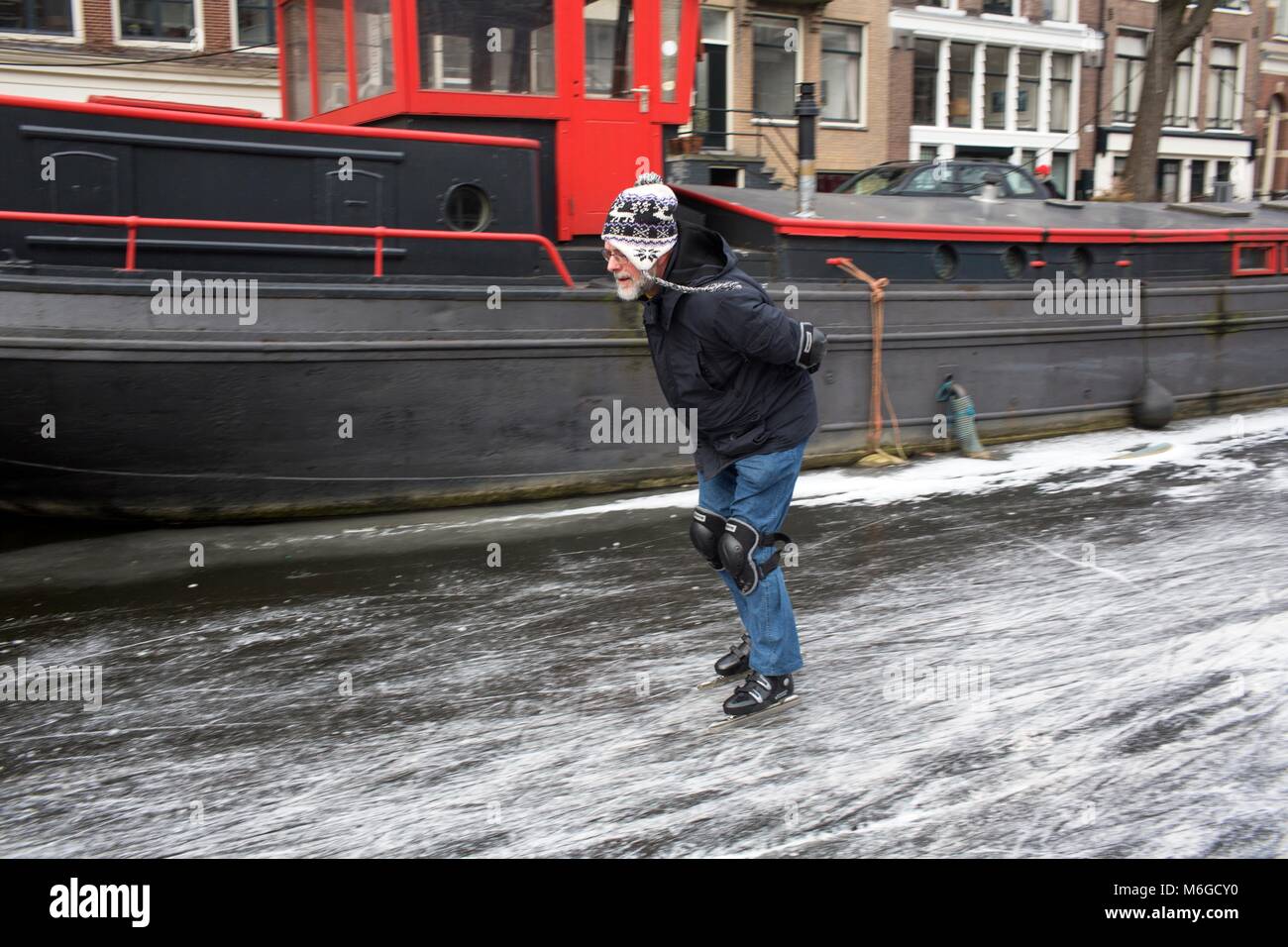 Pattinaggio su ghiaccio sui canali di Amsterdam. L'ultima volta in cui i canali sono stati congelati è stato nel febbraio 2015. Foto Stock