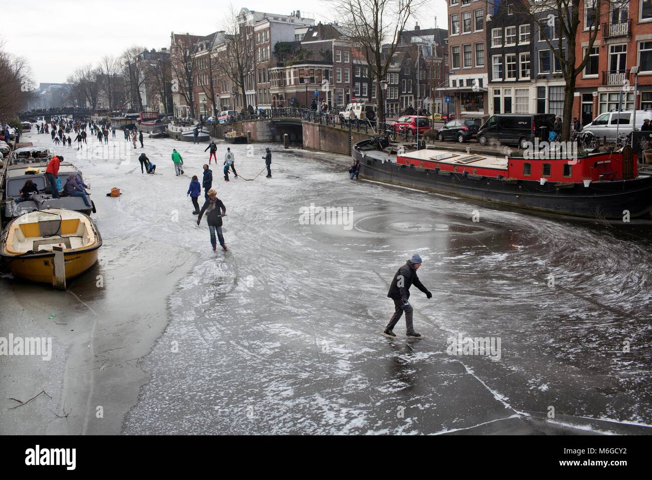 Pattinaggio su ghiaccio sui canali di Amsterdam. L'ultima volta in cui i canali sono stati congelati è stato nel febbraio 2015. Foto Stock