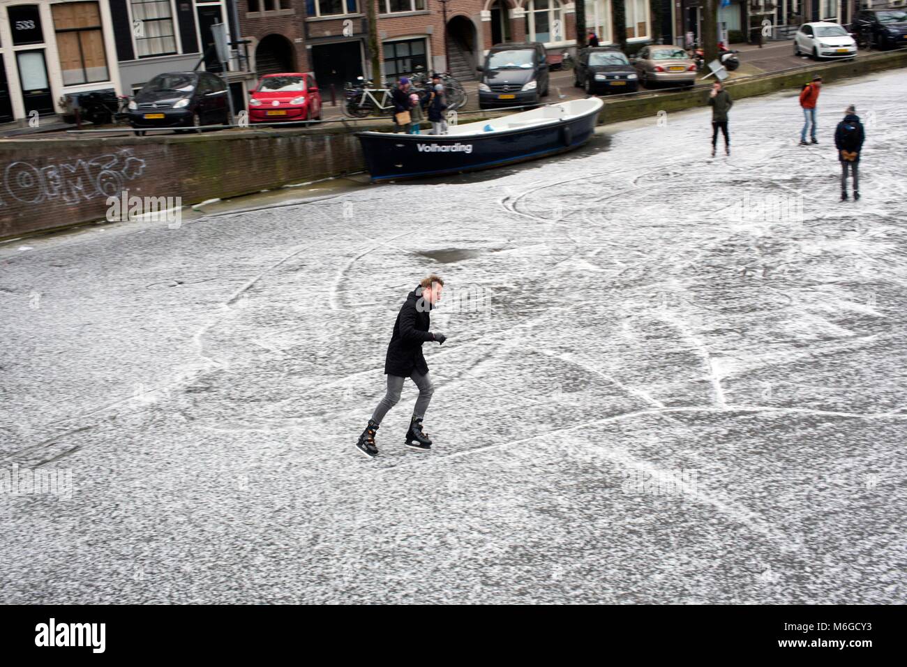 Pattinaggio su ghiaccio sui canali di Amsterdam. L'ultima volta in cui i canali sono stati congelati è stato nel febbraio 2015. Foto Stock