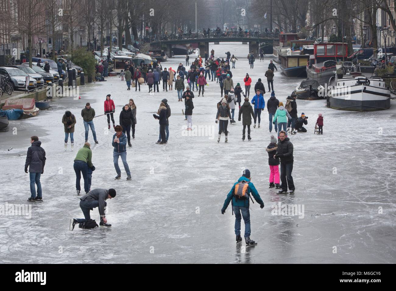 Pattinaggio su ghiaccio sui canali di Amsterdam. L'ultima volta in cui i canali sono stati congelati è stato nel febbraio 2015. Foto Stock