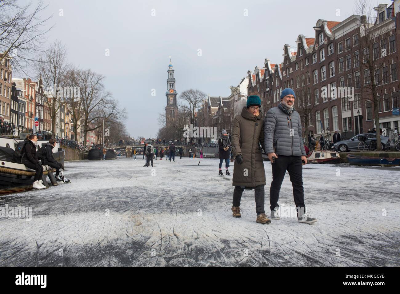 Pattinaggio su ghiaccio sui canali di Amsterdam. L'ultima volta in cui i canali sono stati congelati è stato nel febbraio 2015. Foto Stock