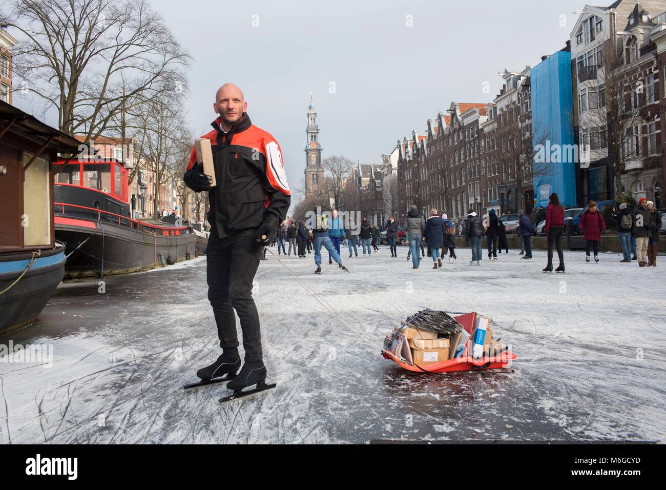 Pattinaggio su ghiaccio sui canali di Amsterdam. L'ultima volta in cui i canali sono stati congelati è stato nel febbraio 2015. Foto Stock